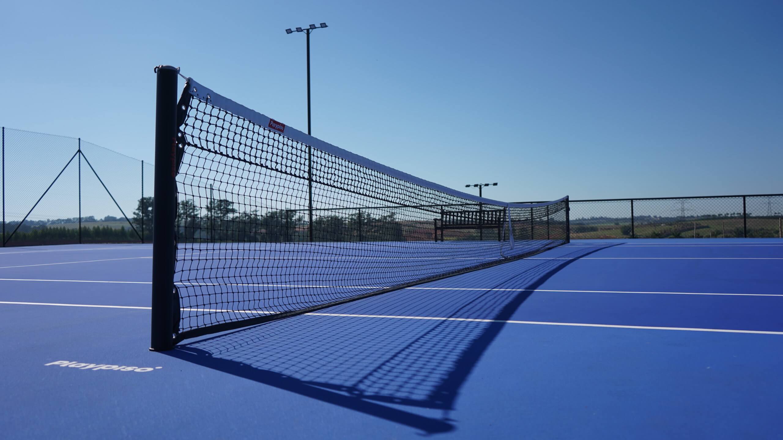 A influência das superfícies de quadra nos estilos de jogo no tênis